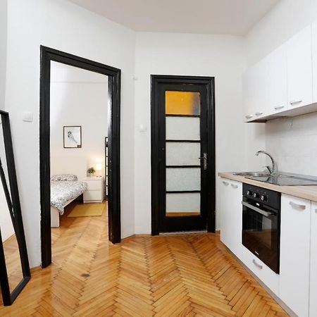 בוקרשט Lovely Apartment With 2 Bedrooms מראה חיצוני תמונה