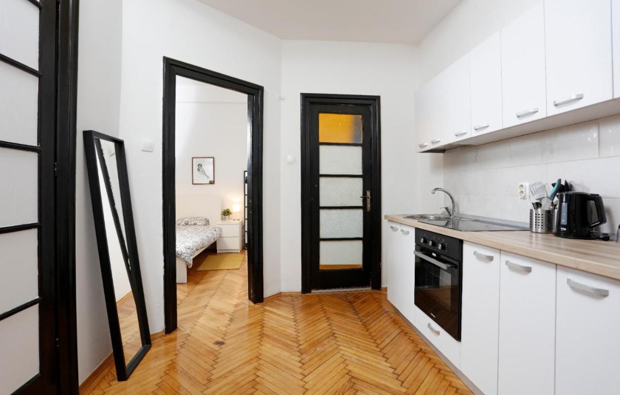 בוקרשט Lovely Apartment With 2 Bedrooms מראה חיצוני תמונה