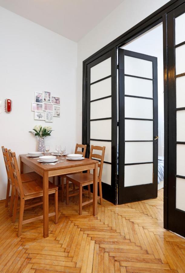 בוקרשט Lovely Apartment With 2 Bedrooms מראה חיצוני תמונה