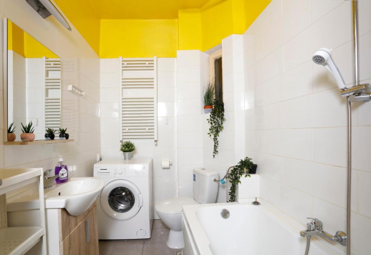 בוקרשט Lovely Apartment With 2 Bedrooms מראה חיצוני תמונה